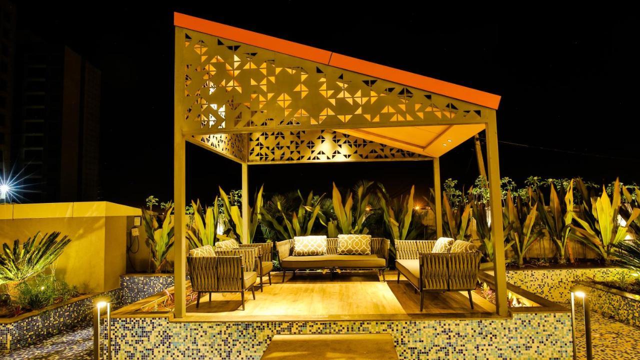 Hotel The Weekend Address à Surate Extérieur photo