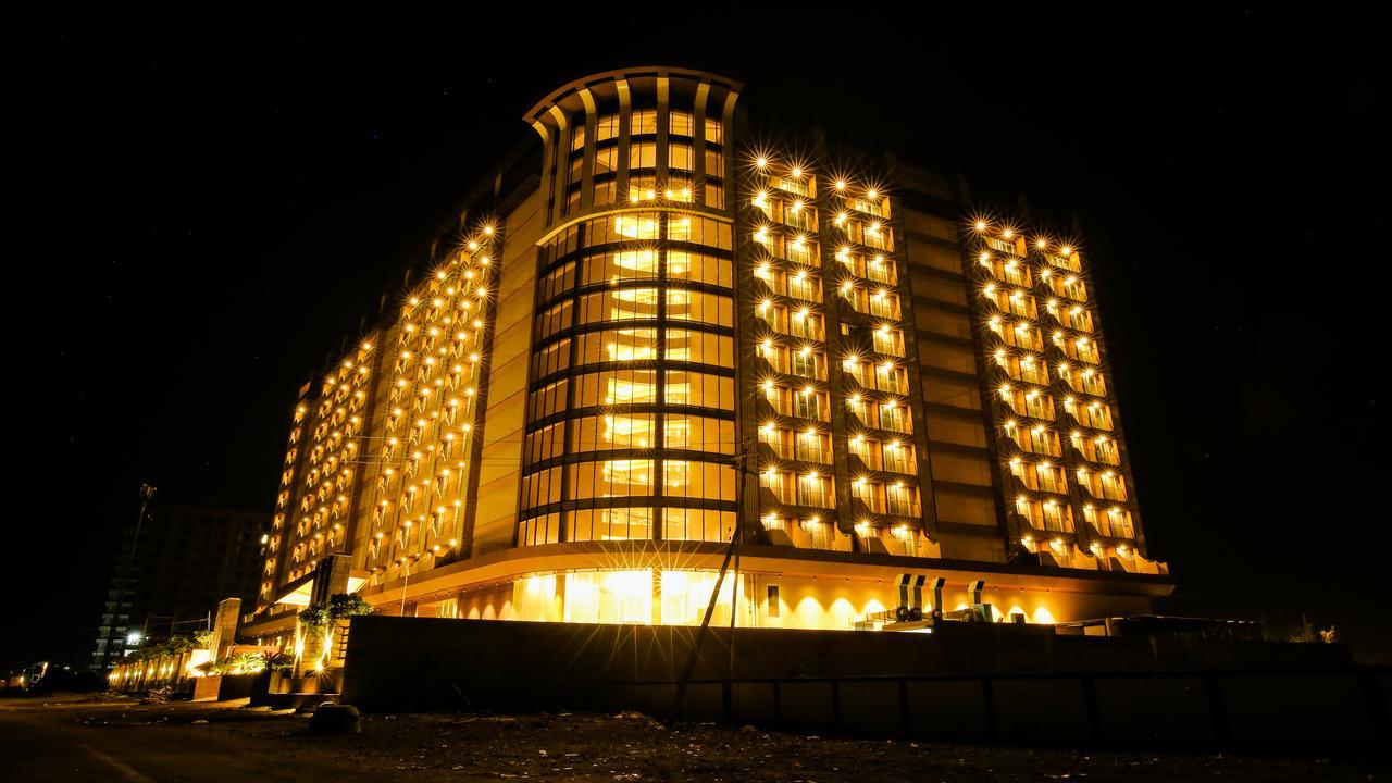 Hotel The Weekend Address à Surate Extérieur photo